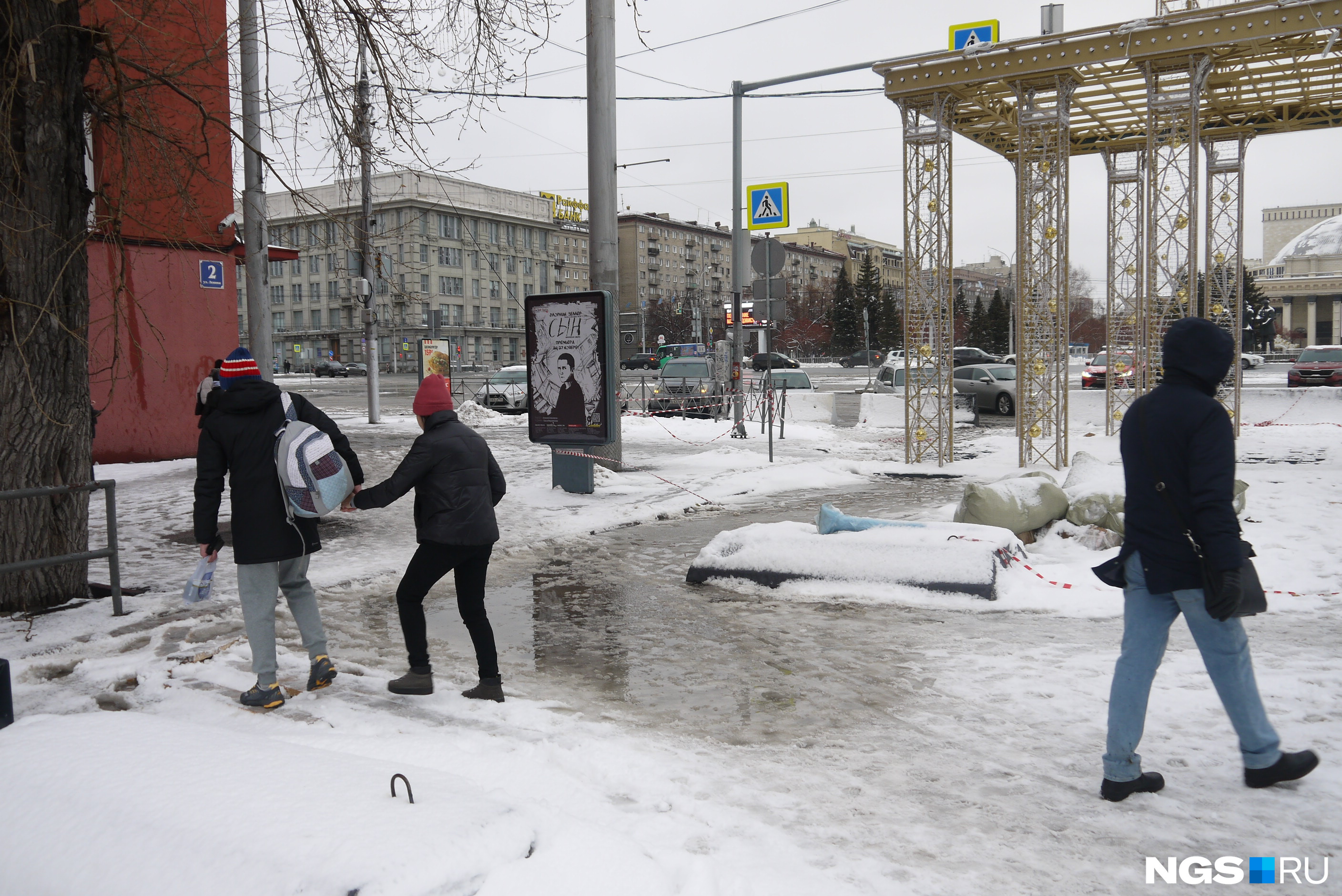 На улице Ленина поставили декоративные ворота и положили доски, чтобы ходить через лужи