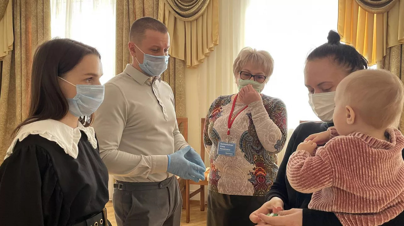 В феврале 2022 года Андрей Анашкин вместе с супругой (на фото — в черном платье) посетили Краснодарский кризисный центр помощи женщинам