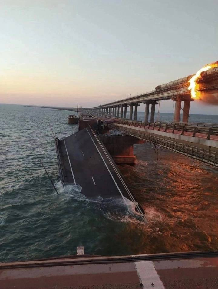 Масштаб разрушений: в море упали два пролета автомобильной части моста