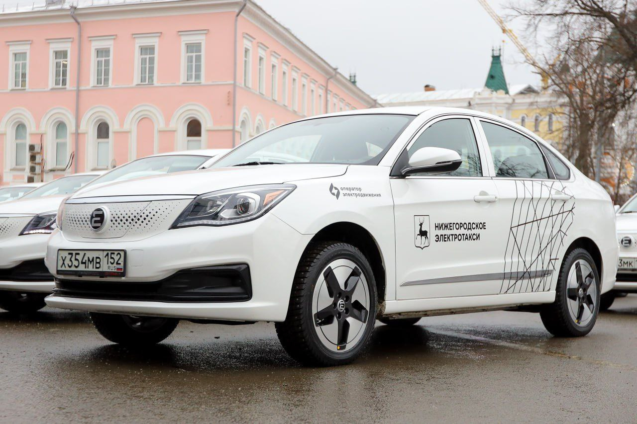 В России запустили первое электротакси с отечественными электромобилями. За рулем проехался губернатор