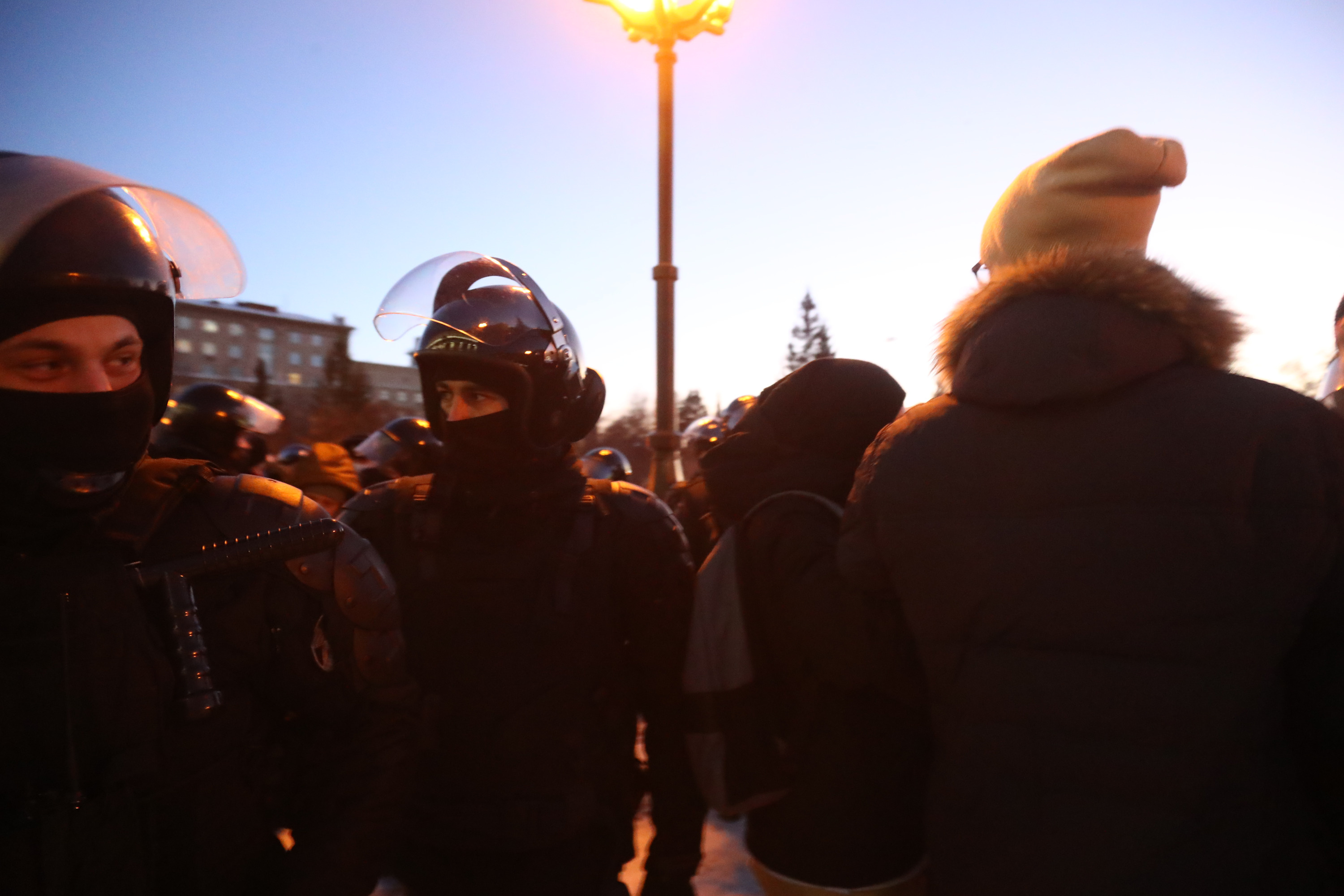 Фотокорреспондент НГС отметил, что после того как собравшихся разогнали с площади, они столпились у ее края — на аллеях