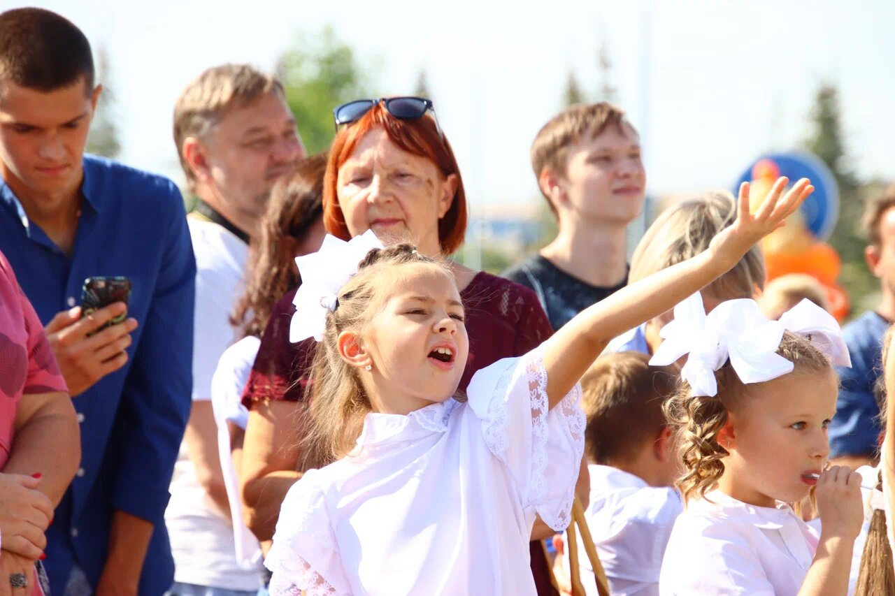 ... и подпевали ребятам постарше, которые выступали на сцене
