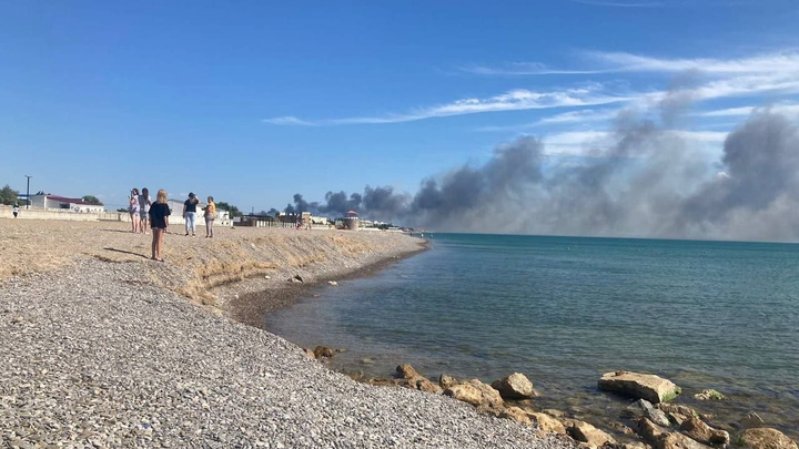 «Клубы дыма и огненные всплески». Отдыхающий — о взрывах в Крыму
