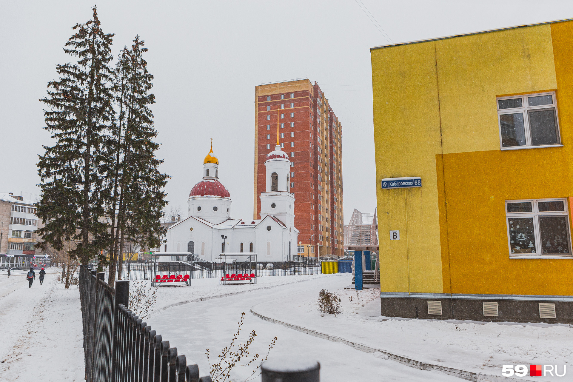 В центре ЖК стоит церковь, а рядом с ней — автобусная остановка «Боровики»