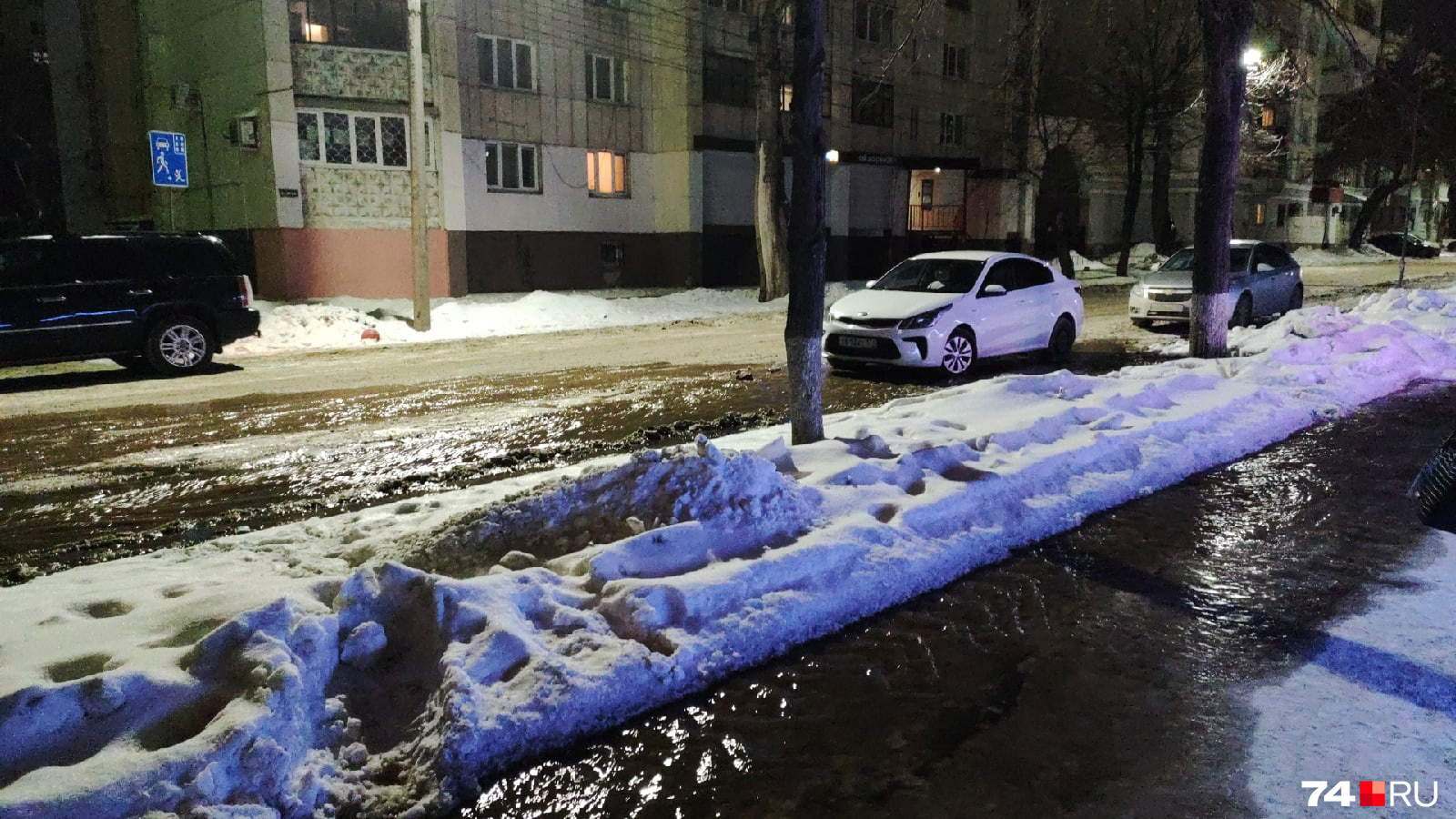 Соседние с ней улицы тоже оказались затоплены Соседние с ней улицы тоже оказались затоплены
