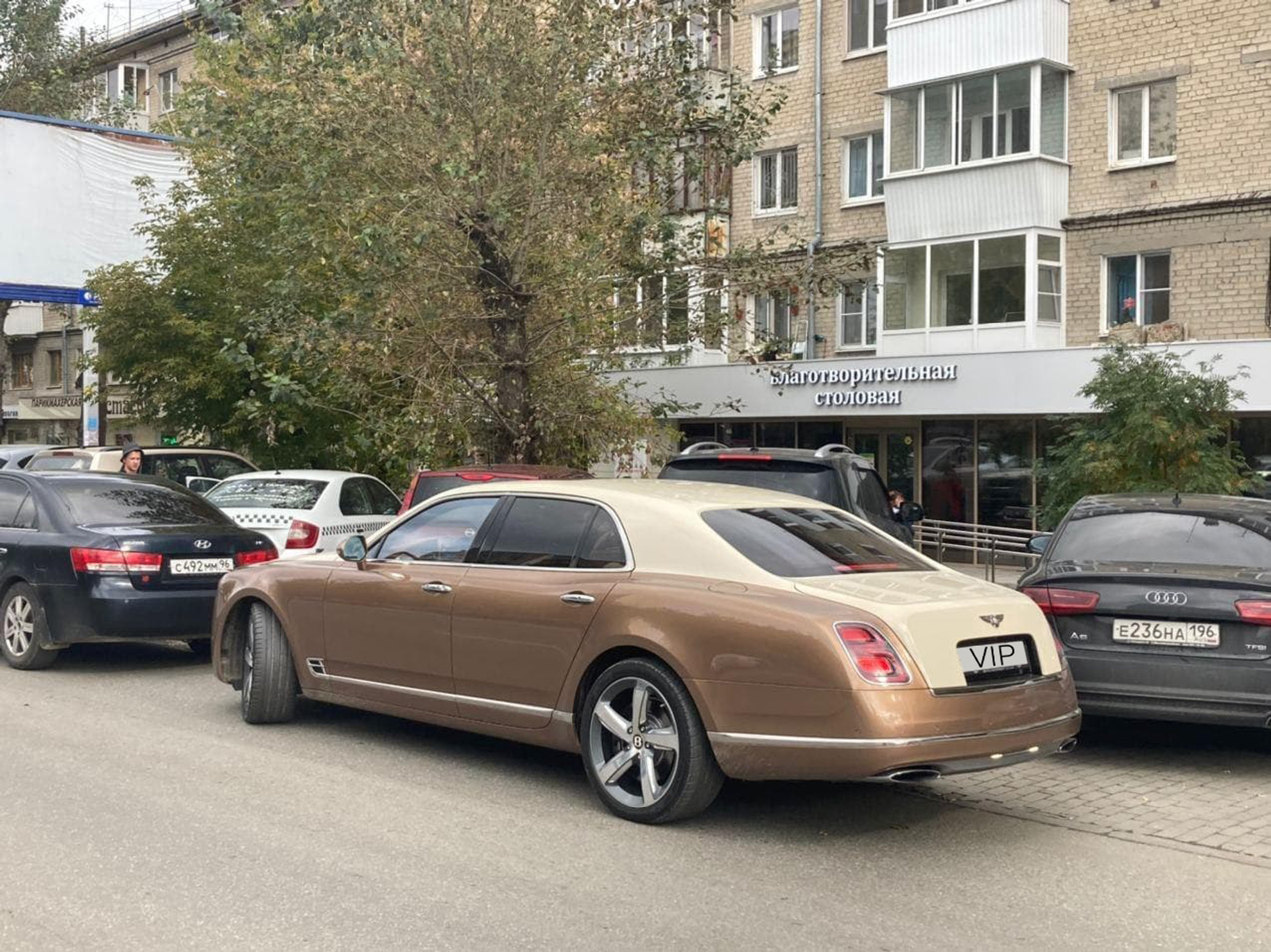 Недвижимость и Bentley: на что тратились богачи из Екатеринбурга в январе
