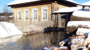 «Речку прорвало». В селе под Кудымкаром посреди зимы подтопило жилые дома