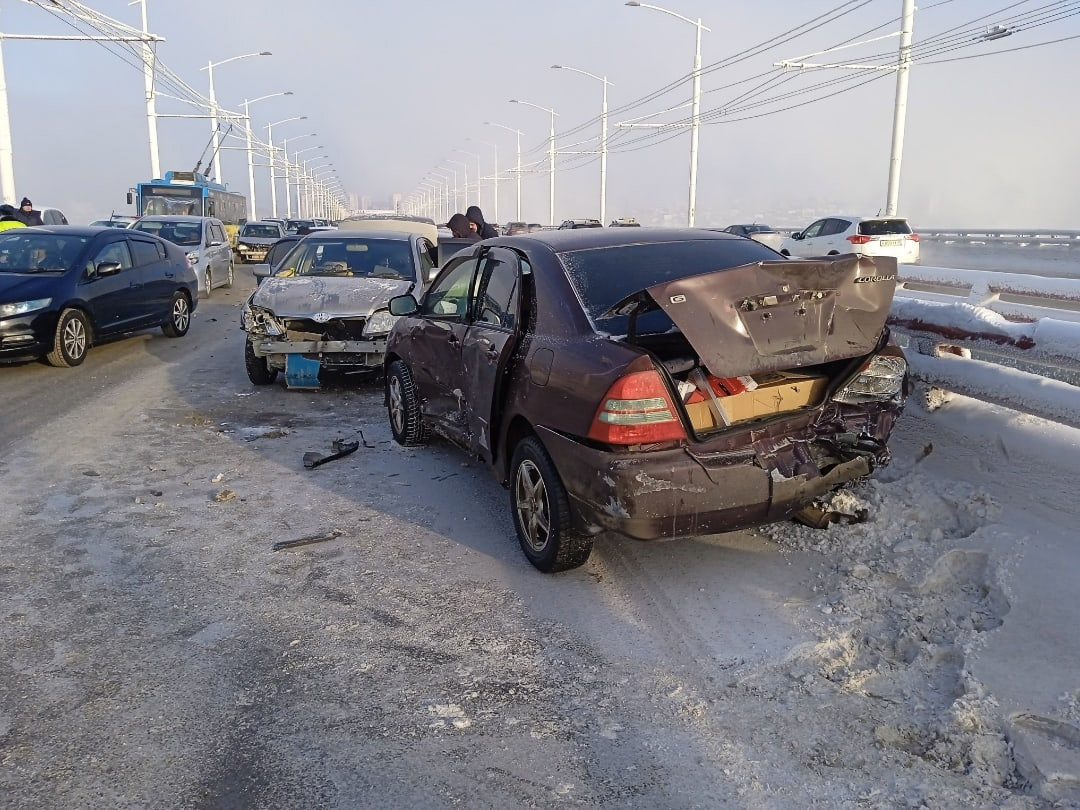 Три машины столкнулись на Академическом мосту днем 3 января