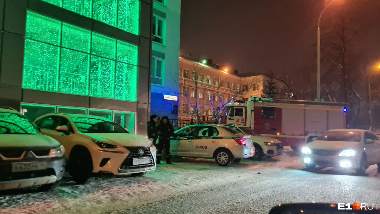 Детей не пускают на уроки Детей не пускают на уроки