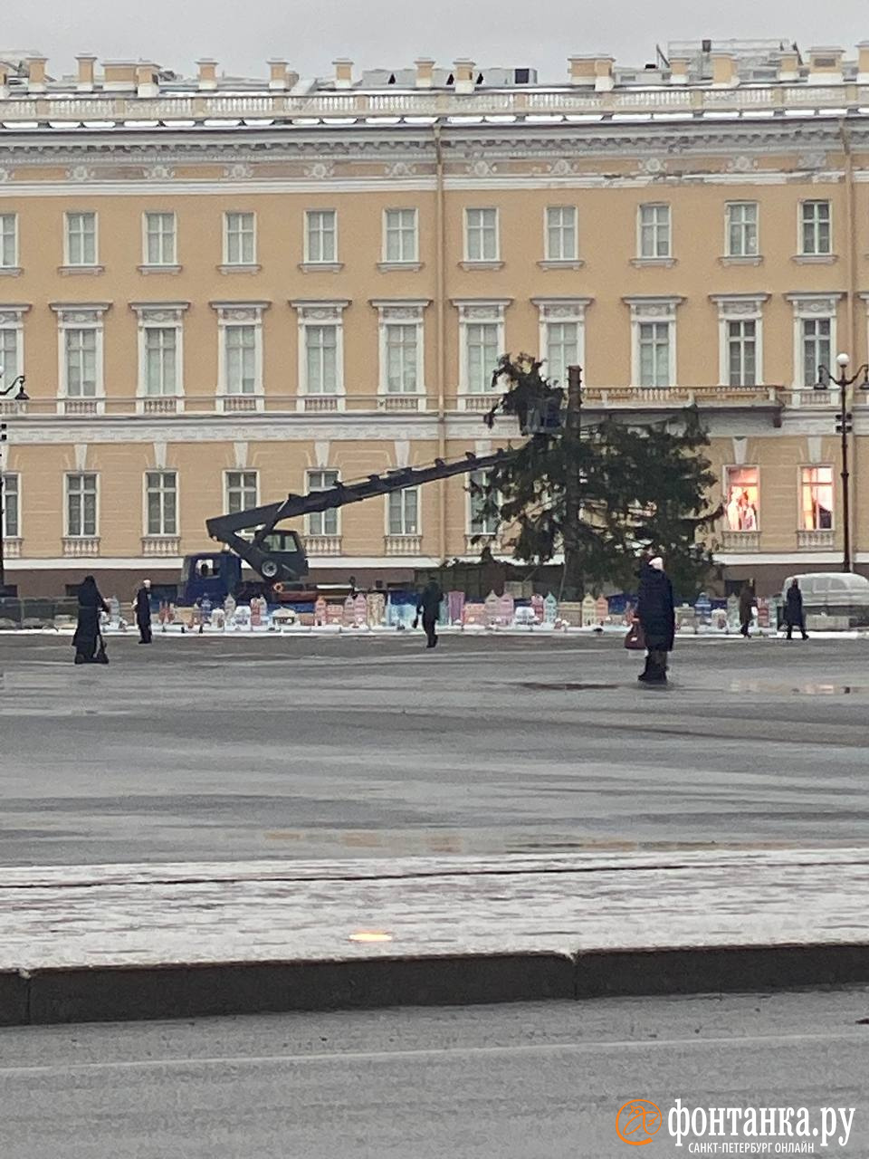 Фото: Главную новогоднюю ель убирают с Дворцовой площади Петербурга 24  января 2023 г. - 24 января 2023 - ФОНТАНКА.ру