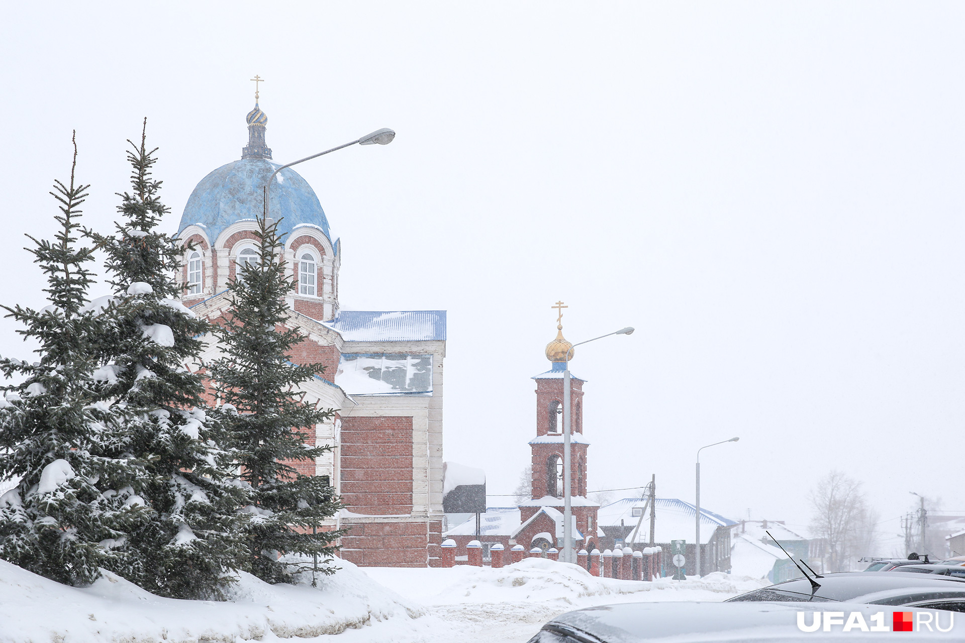Даже в снежном тумане храм Трех Казанских Святителей прекрасен