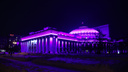 В Новосибирске включили фиолетовую подсветку НОВАТа — разглядываем <nobr class="_">7 неоновых</nobr> фотографий