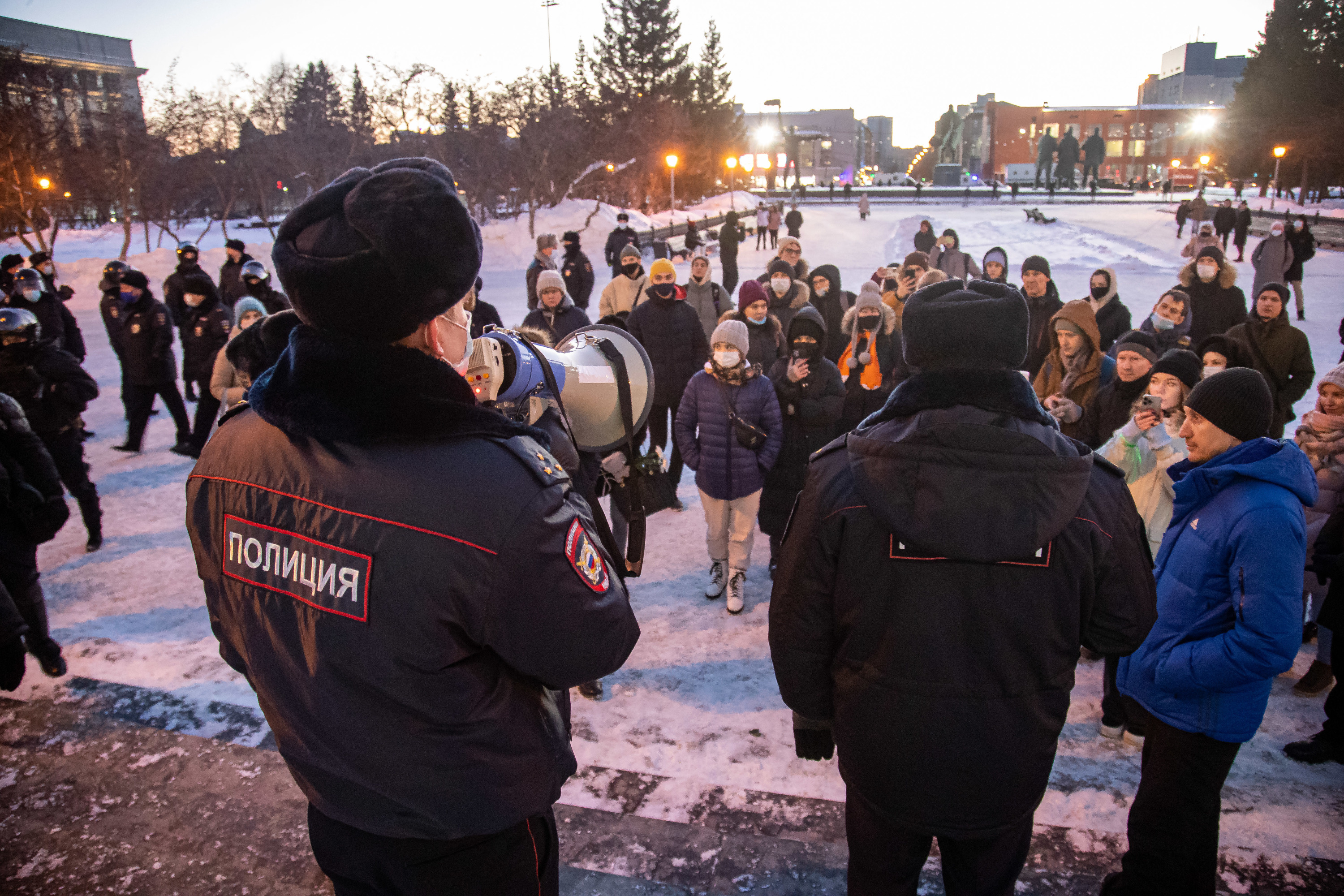 На площади собралось несколько десятков человек На площади собралось несколько десятков человек