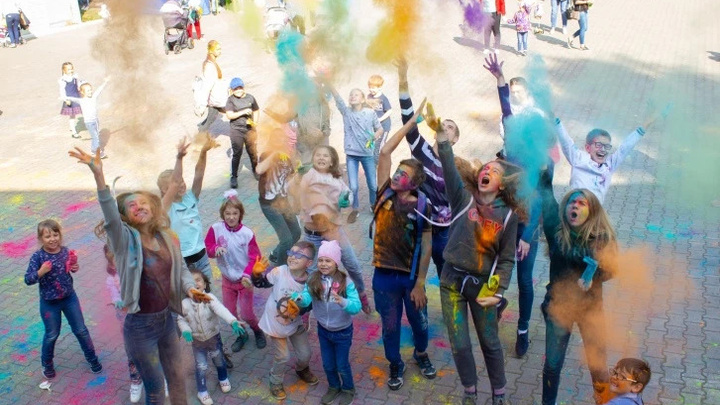 Фестиваль красок, забег с препятствиями и гавайская вечеринка: куда сходить в Казани на День молодежи
