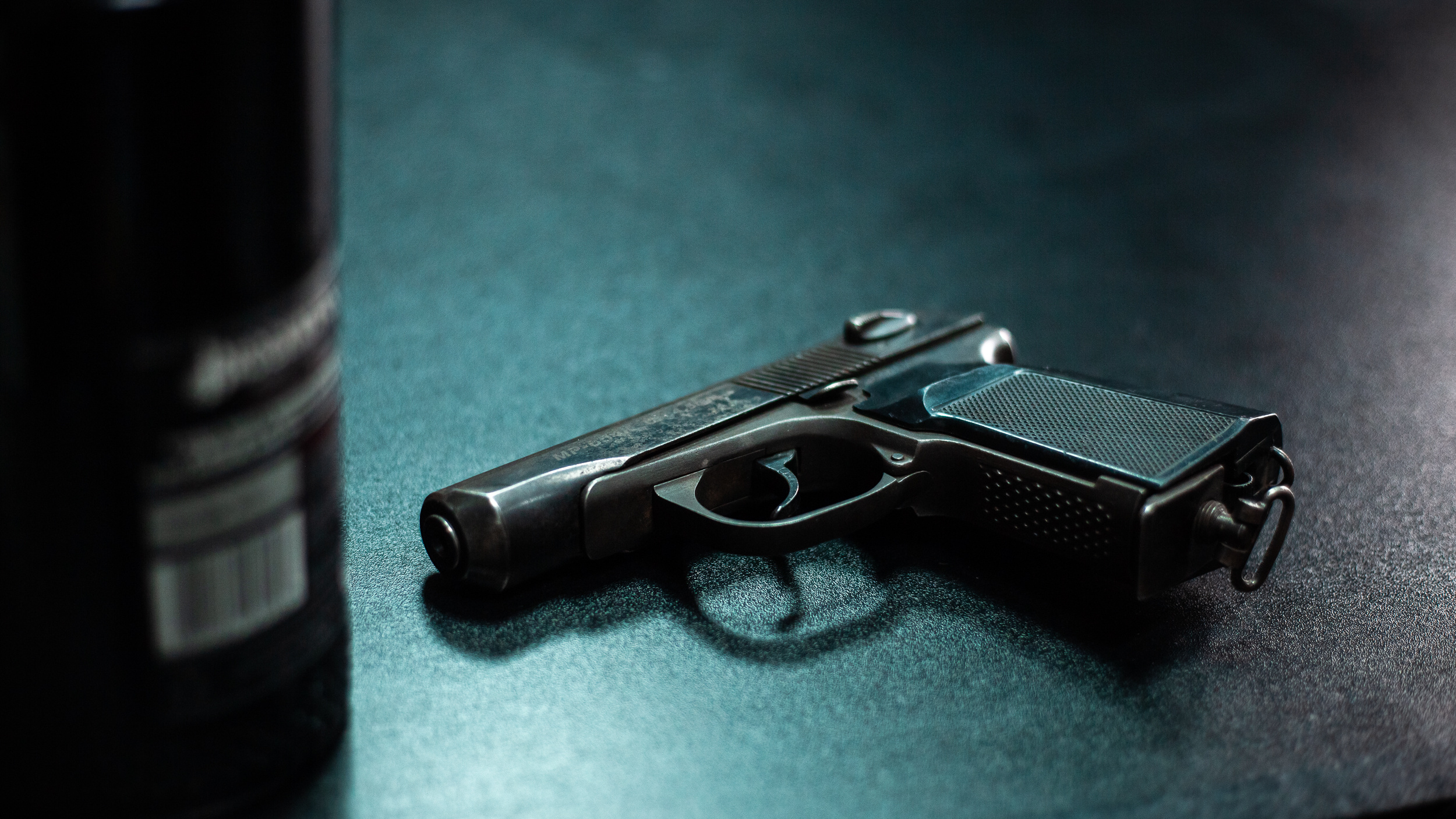«Свалили отсюда!» Пьяная женщина размахивала пистолетом перед подростками в Ангарске