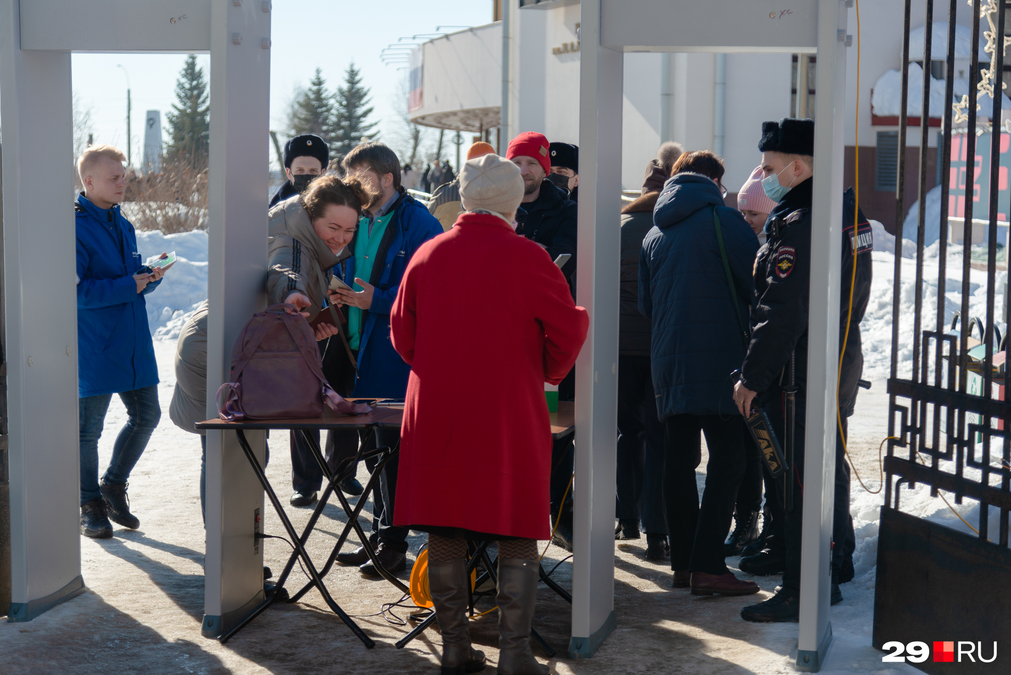 У театра дежурило много полицейских У театра дежурило много полицейских