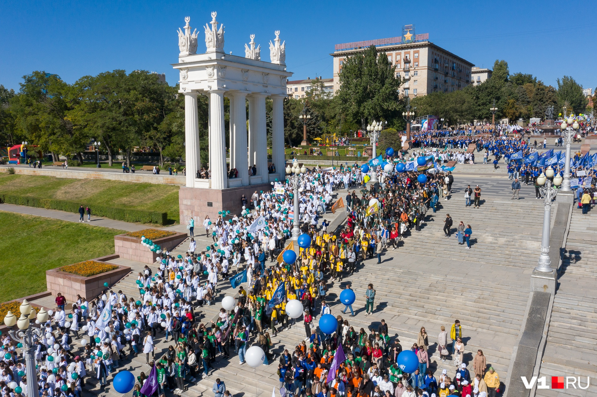 Парад студенчества Волгоград. Парад. Шествие студентов. Волгоград фото.