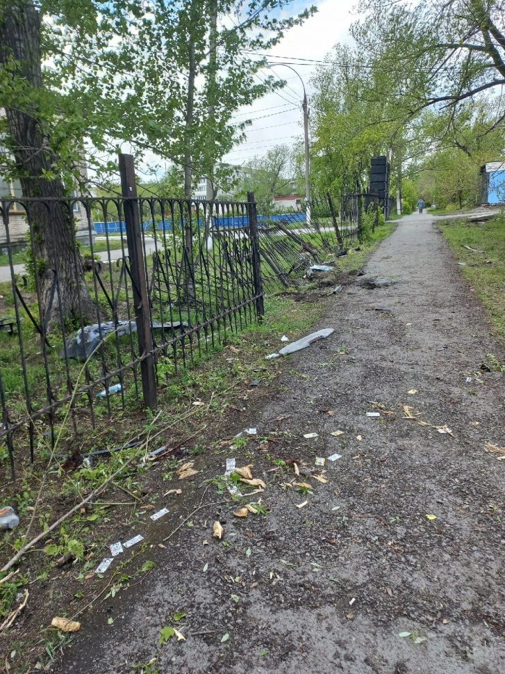 Автомобиль влетел в ограждение учебного заведения Автомобиль влетел в ограждение учебного заведения