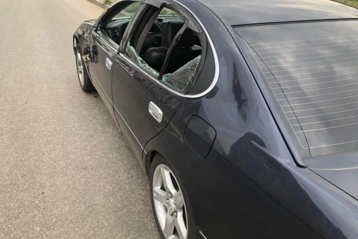 Lexus, пытаясь избежать ДТП, врезался в правый бордюр дороги
