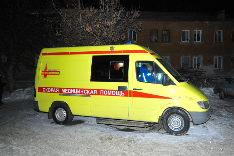 В Екатеринбурге пьяный дебошир напал на бригаду скорой и угнал машину вместе с врачами