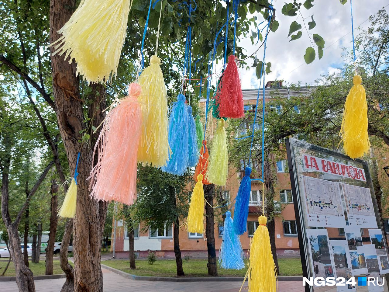 К выходным бульвар украшают разноцветными «хвостиками»