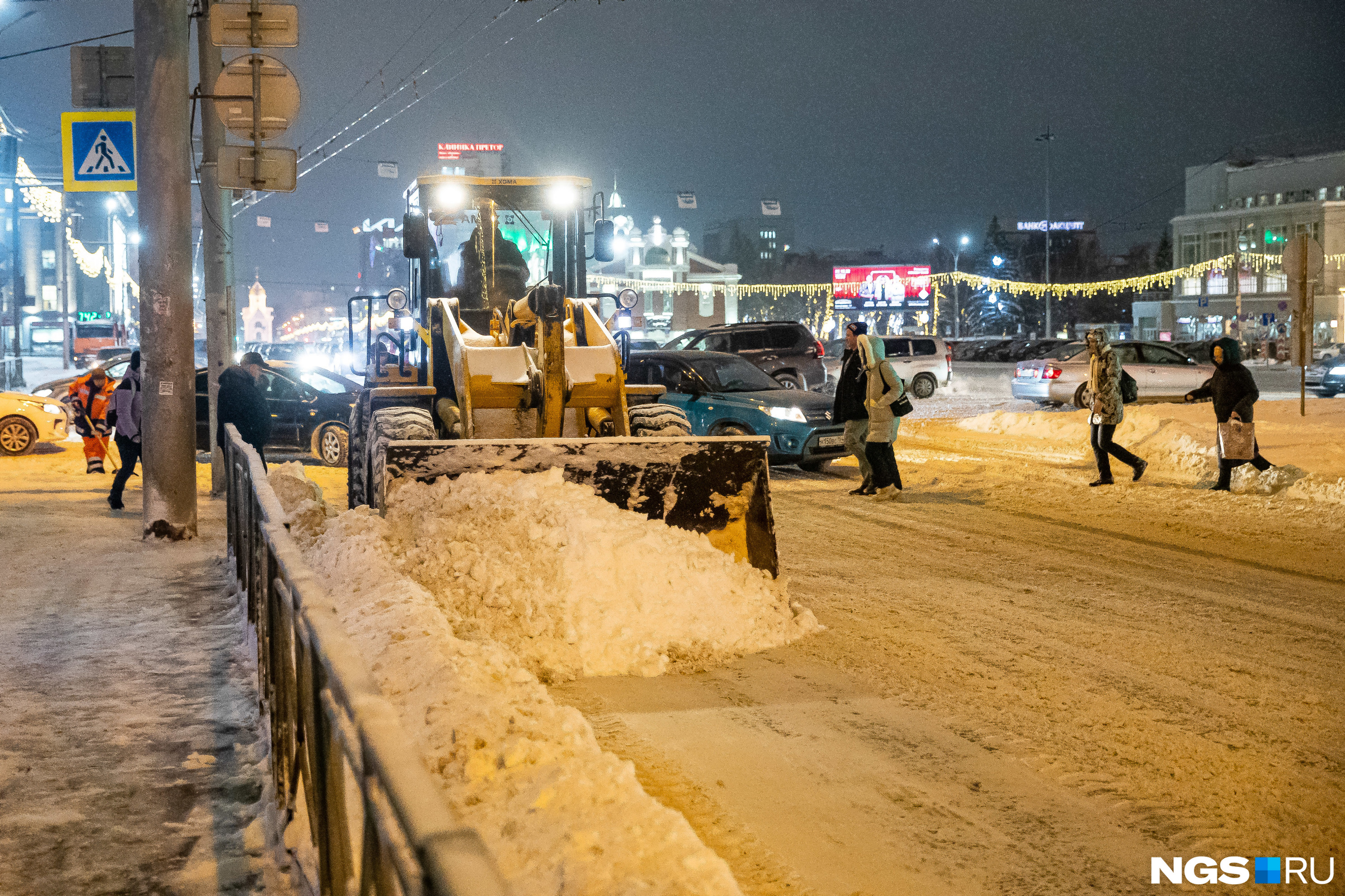 В городе очищают от снега дороги и тротуары