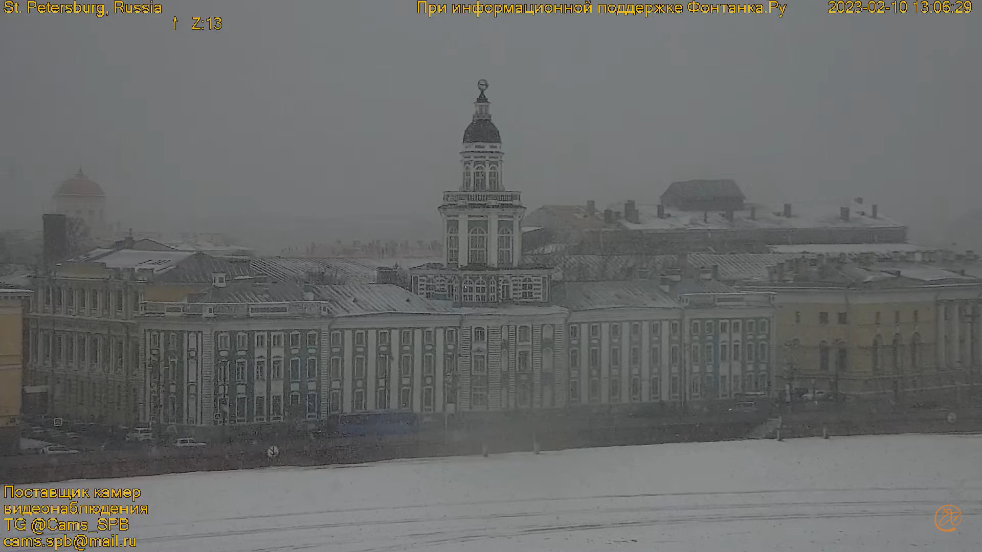 Туча прицельно накрыла Петербург, ветер уже свалил вывеску и антенну. Вода начала уходить