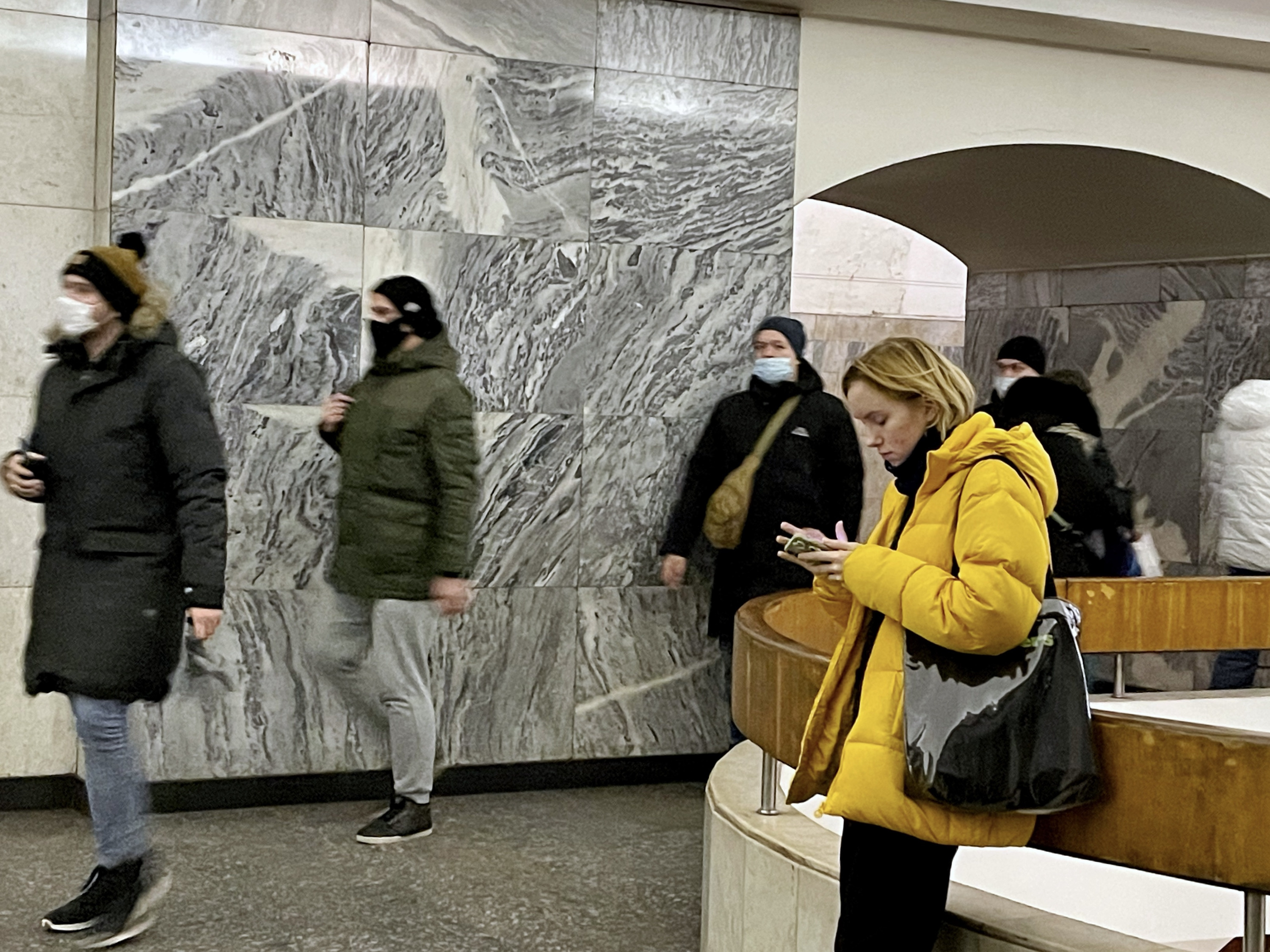 За отсутствие маски контролеры выписывают штраф в размере 5000 рублей