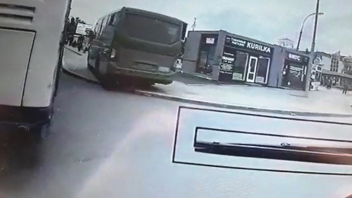 Пешеходы подвинутся: в Екатеринбурге наглец на автобусе обогнал конкурентов по тротуару