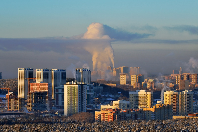 В небе над Екатеринбургом выросли столбы из света и пара: подборка впечатляющих кадров
