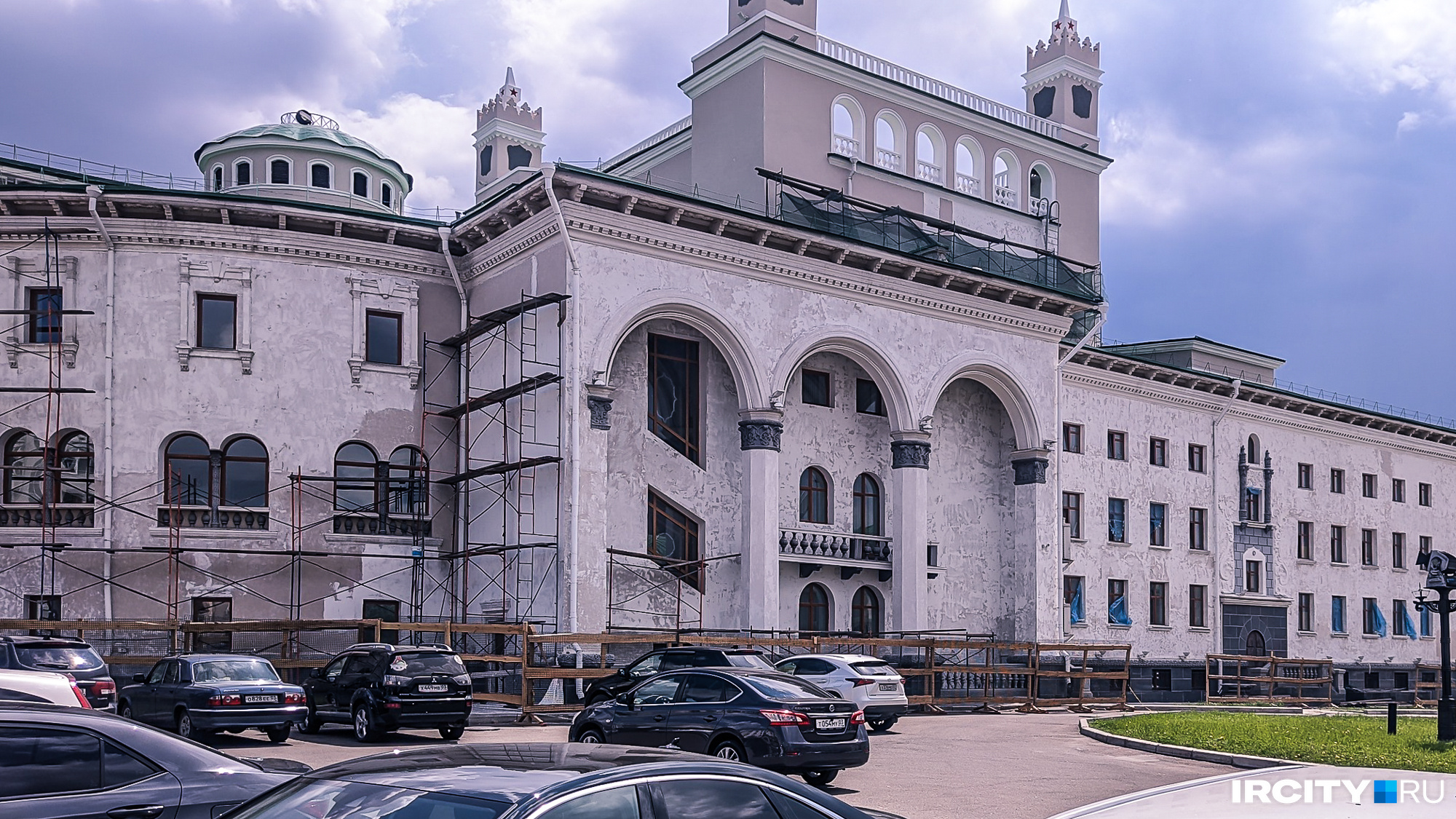 Бурятский академический театр оперы и балета имени Гомбожапа Цыдынжапова, сейчас там идет ремонт