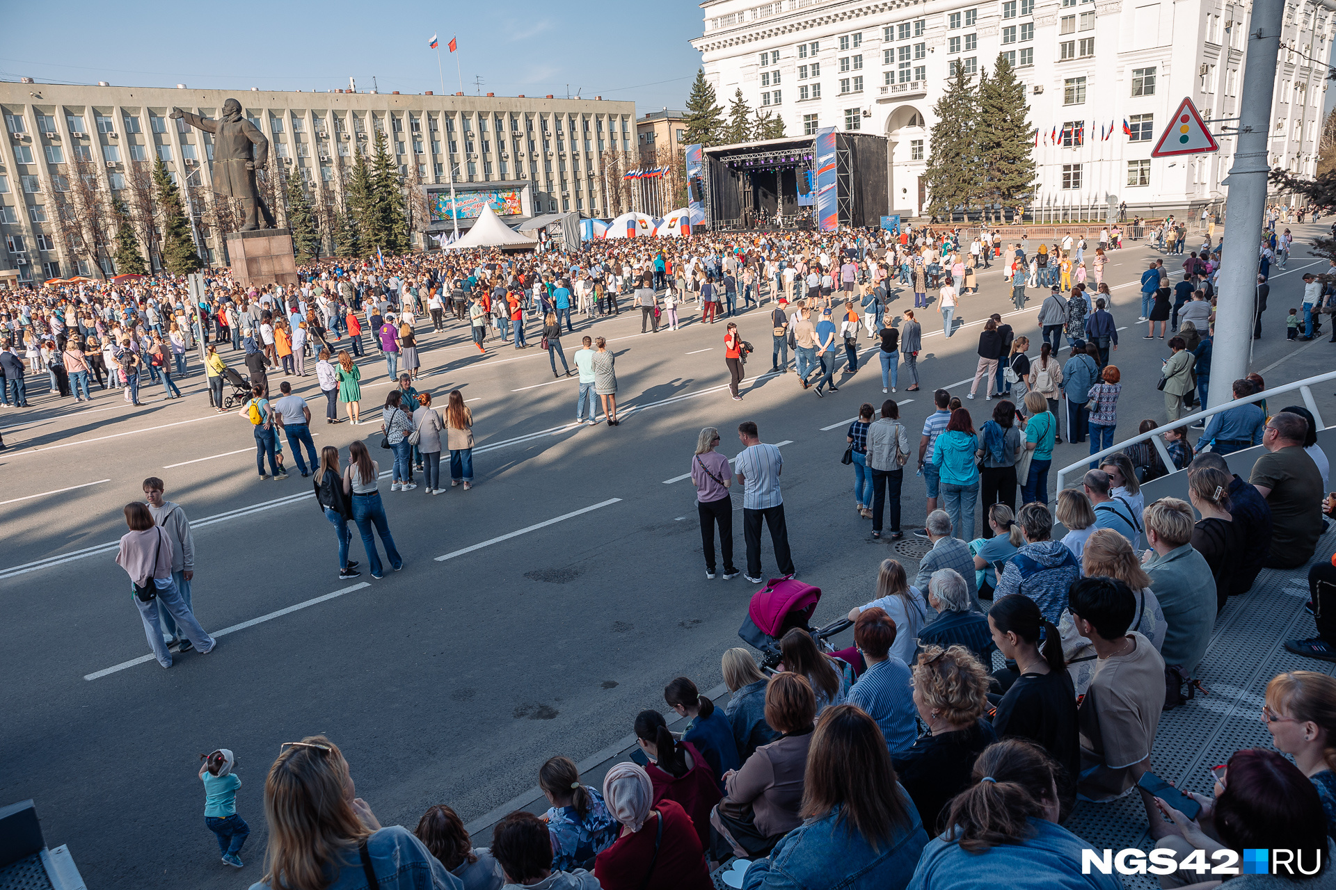 Масленица в кемерово 2024 мероприятия. Люди на площади. Фото людей на площади. 10 Тысяч человек фото. Фоторепортаж.