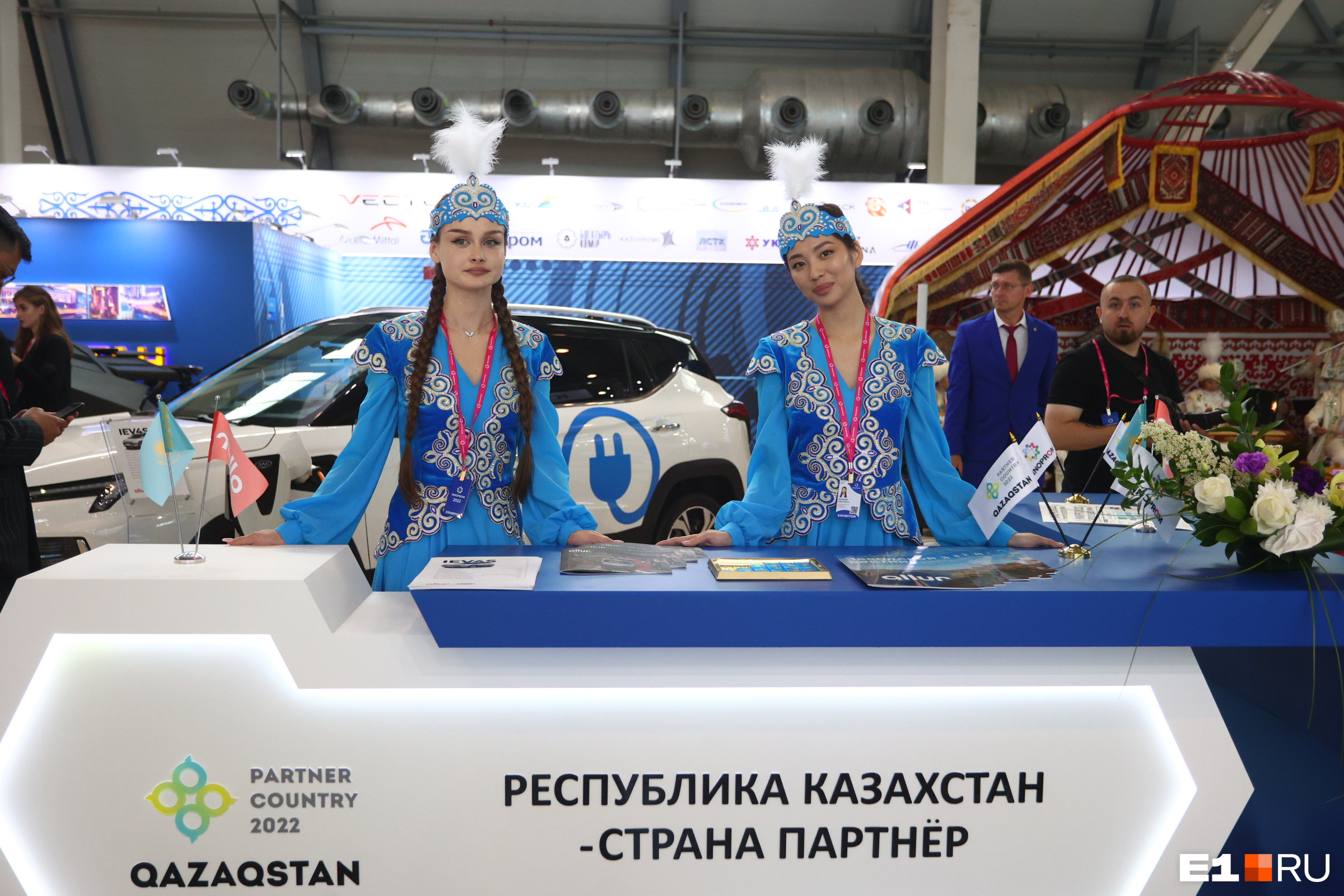У стенда Казахстана гостей встречали девушки в национальных костюмах