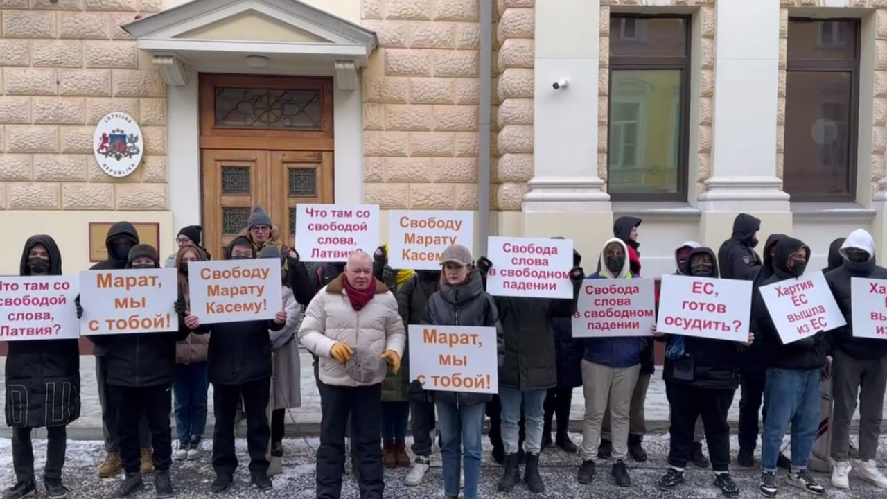 Дмитрий Киселев с плакатом: «Руки прочь от российских журналистов!». Сегодня прошел пикет у посольства Латвии в Москве