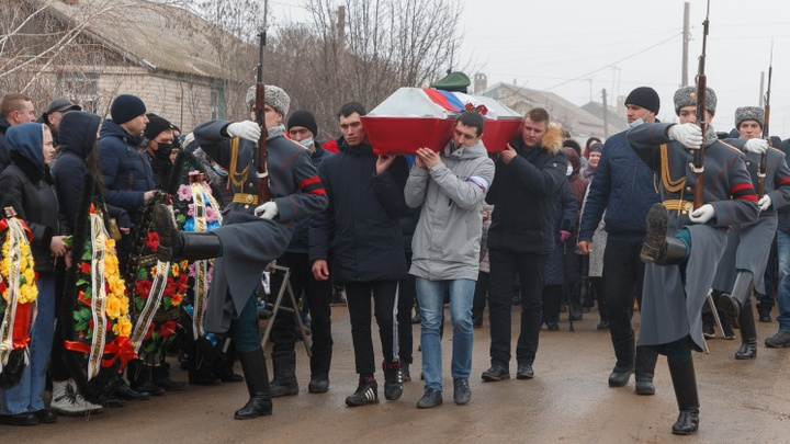 «Тетя сняла все деньги с карточки»: семья военного, погибшего на Украине, не может поделить «гробовые» 10 млн рублей