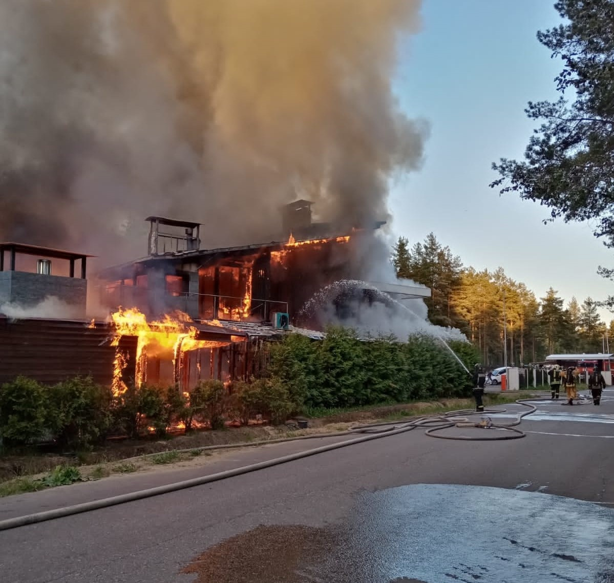 Пожар в отеле «Охта SPA Resort» в Энколово в Ленинградской области под  Петербургом ликвидировали 8 июня 2022г. - 8 июня 2022 - ФОНТАНКА.ру