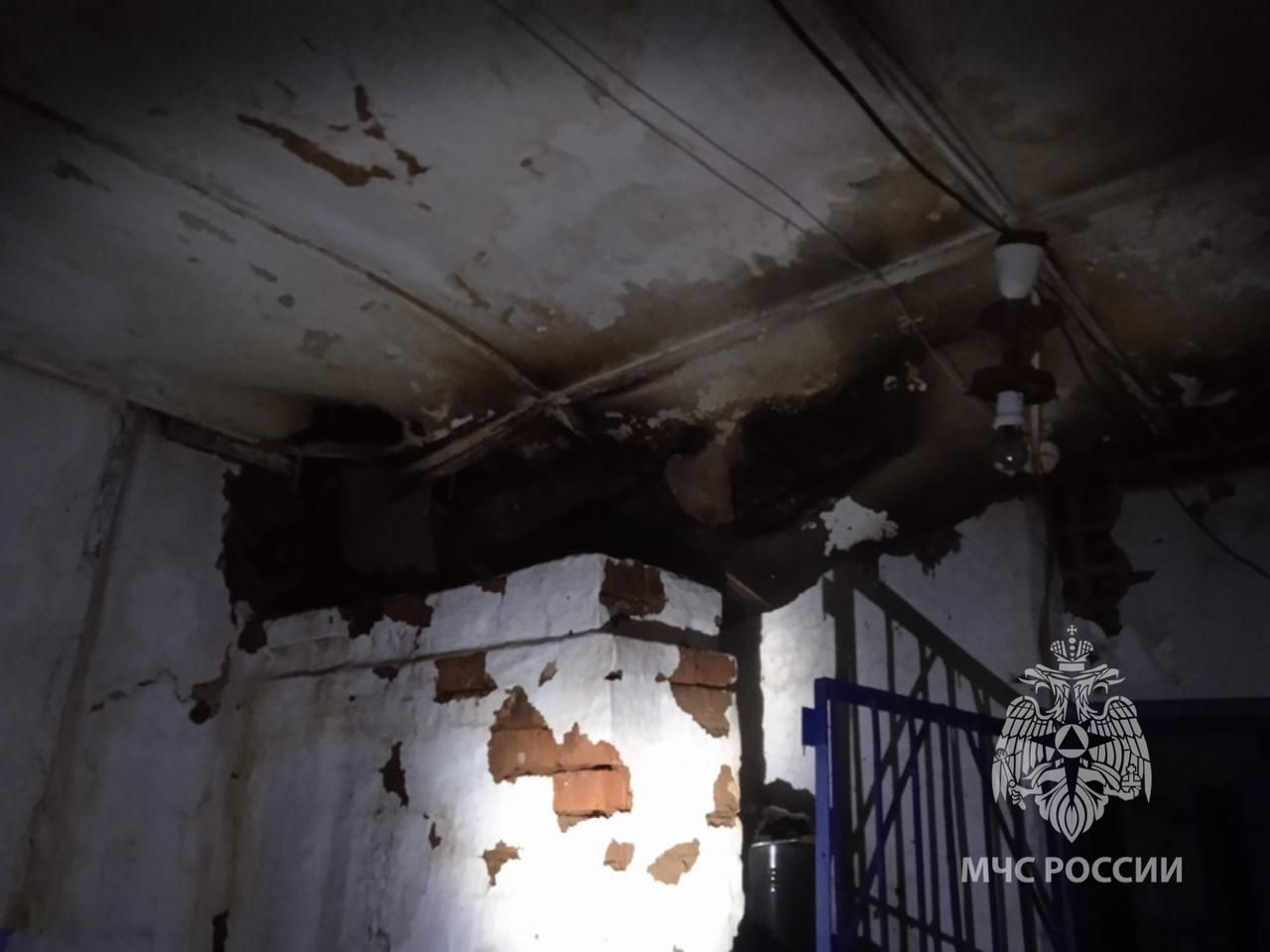 Огнем повреждены стены и потолочные перекрытия Огнем повреждены стены и потолочные перекрытия