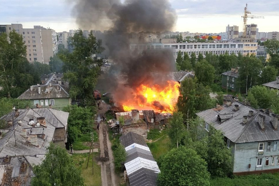 От огня могли пострадать стоящие рядом дома, в которых живут люди От огня могли пострадать стоящие рядом дома, в которых живут люди