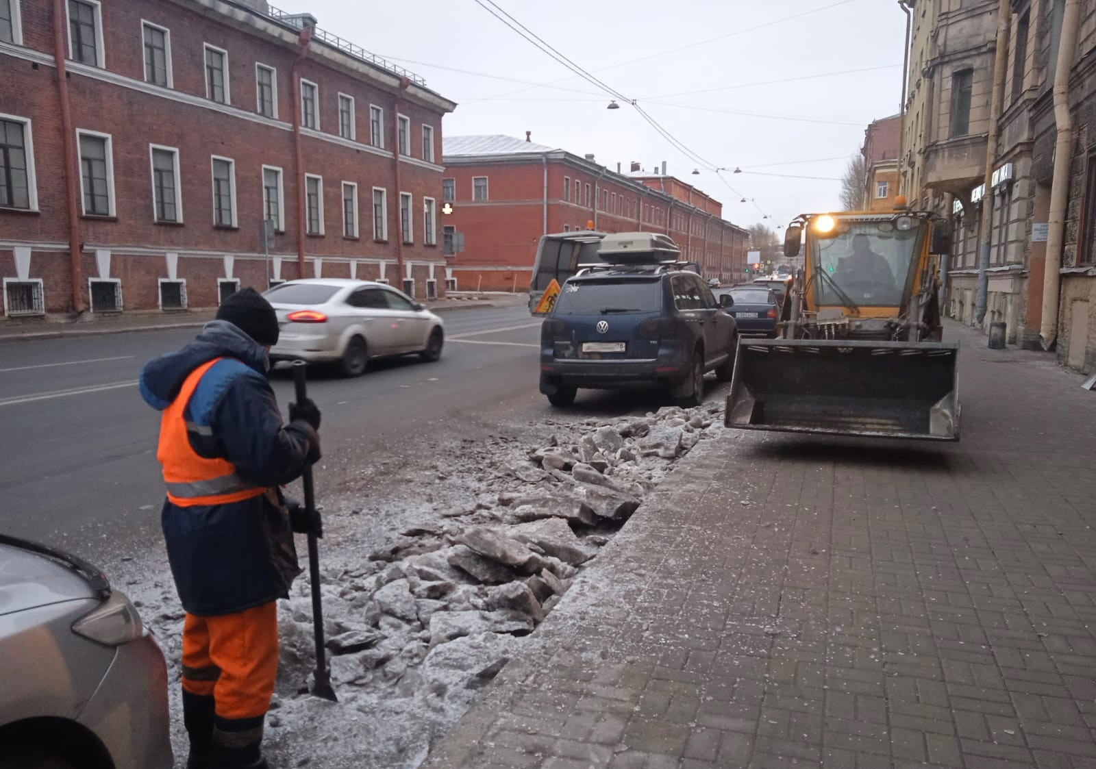 Холод после оттепели заставил сыпать на дороги Петербурга до 700 тонн песка с солью в день