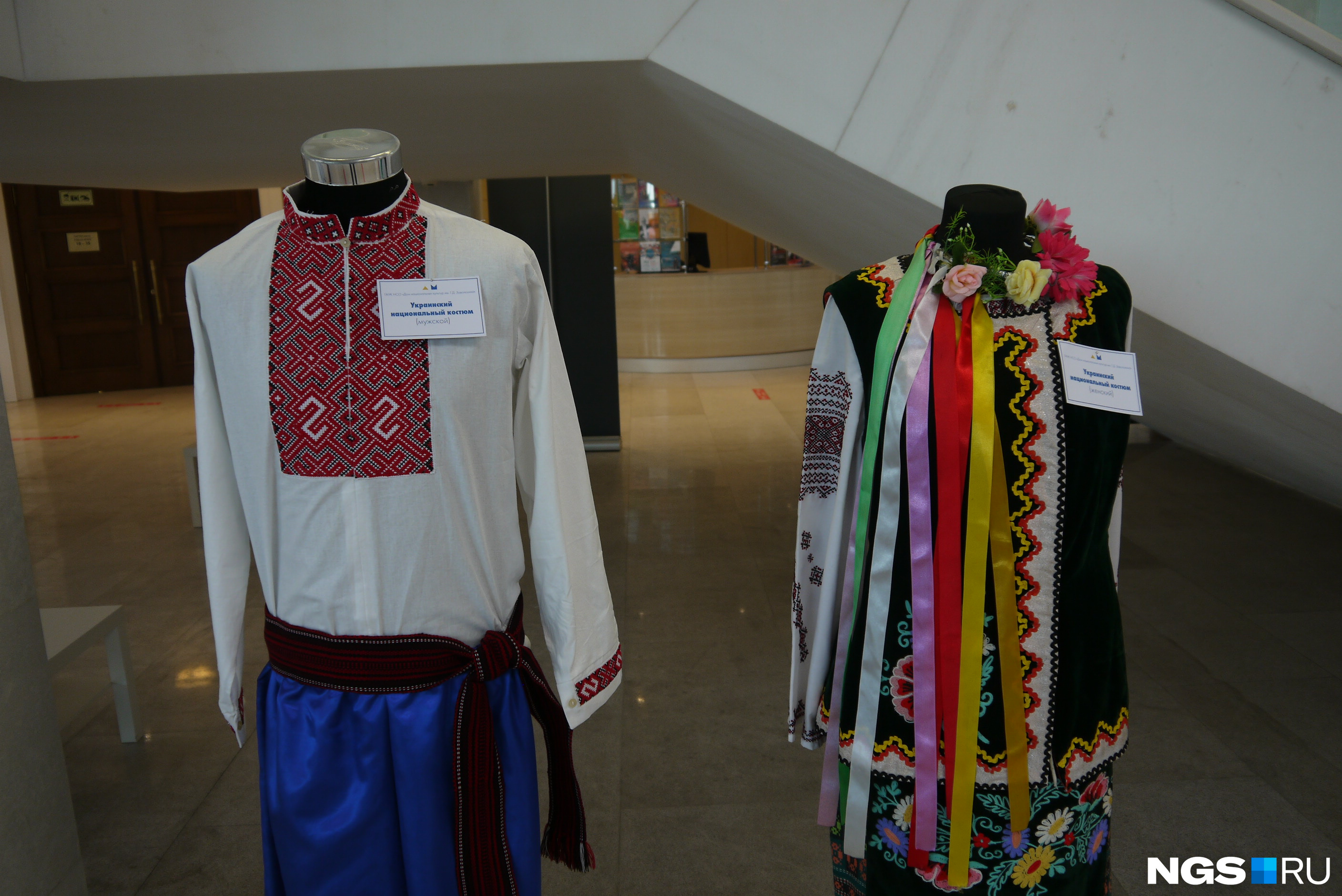 Русский и украинский национальные костюмы на фестивале