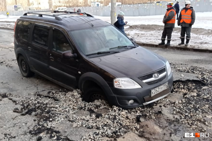 «Сидели, поджав ноги»: в Екатеринбурге пожилые супруги угодили в ловушку посреди горячего озера