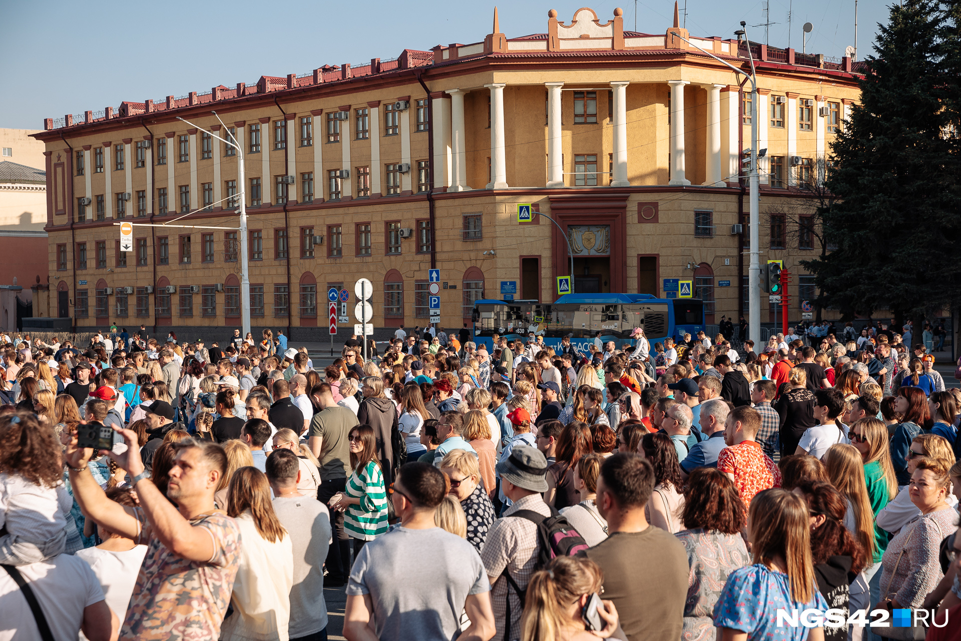 Во время праздников площадь Советов была заполнена людьми