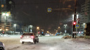 Водители пожаловались на «засыпающий» на полчаса светофор на оживленном перекрестке в Челябинске. Видео коллапса