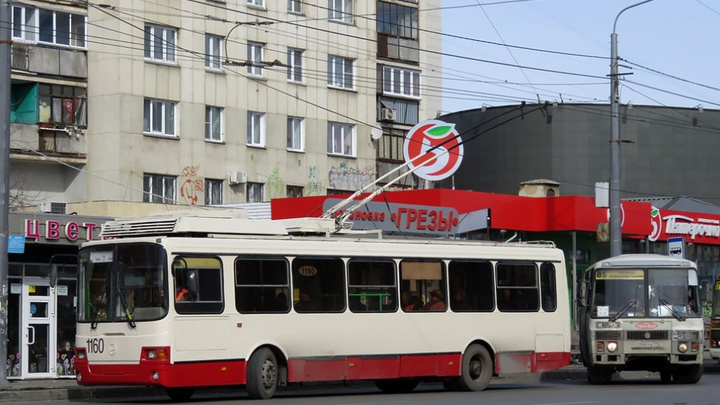 В Челябинске водитель троллейбуса заблокировала пассажиров в салоне из-за неоплаты проезда