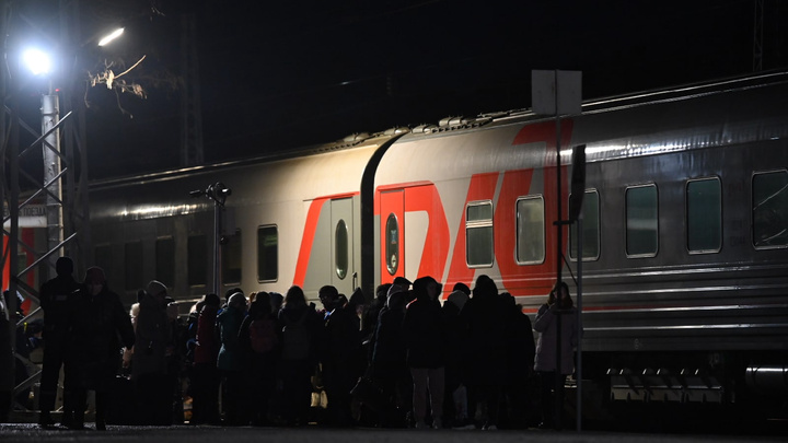 Беженцев поездами везут в регионы России. Хроника вторых суток эвакуации из Донбасса