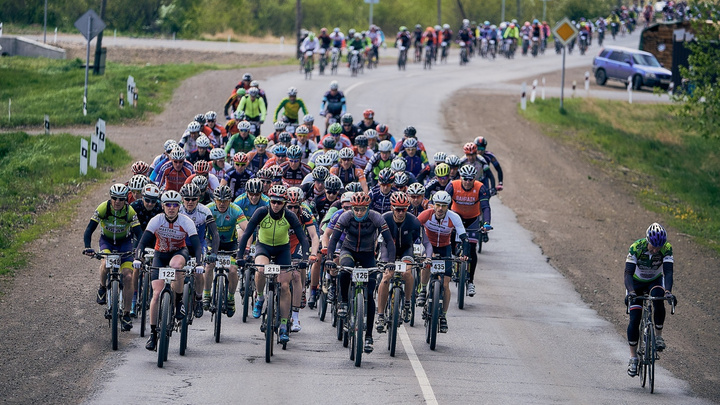 «Главное — выжить!»: в промозглую погоду 490 велосипедистов соревнуются, кто быстрее преодолеет 101 км