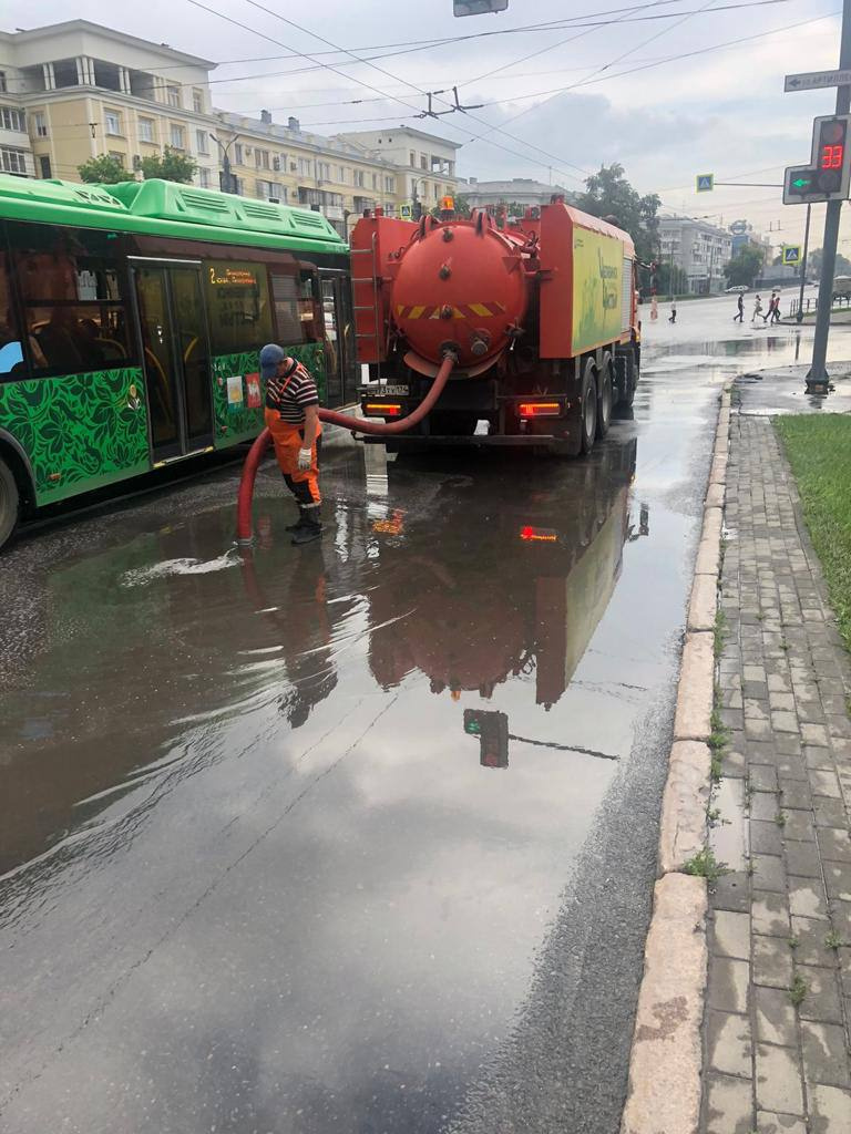 Городские службы ликвидируют подтопления Городские службы ликвидируют подтопления