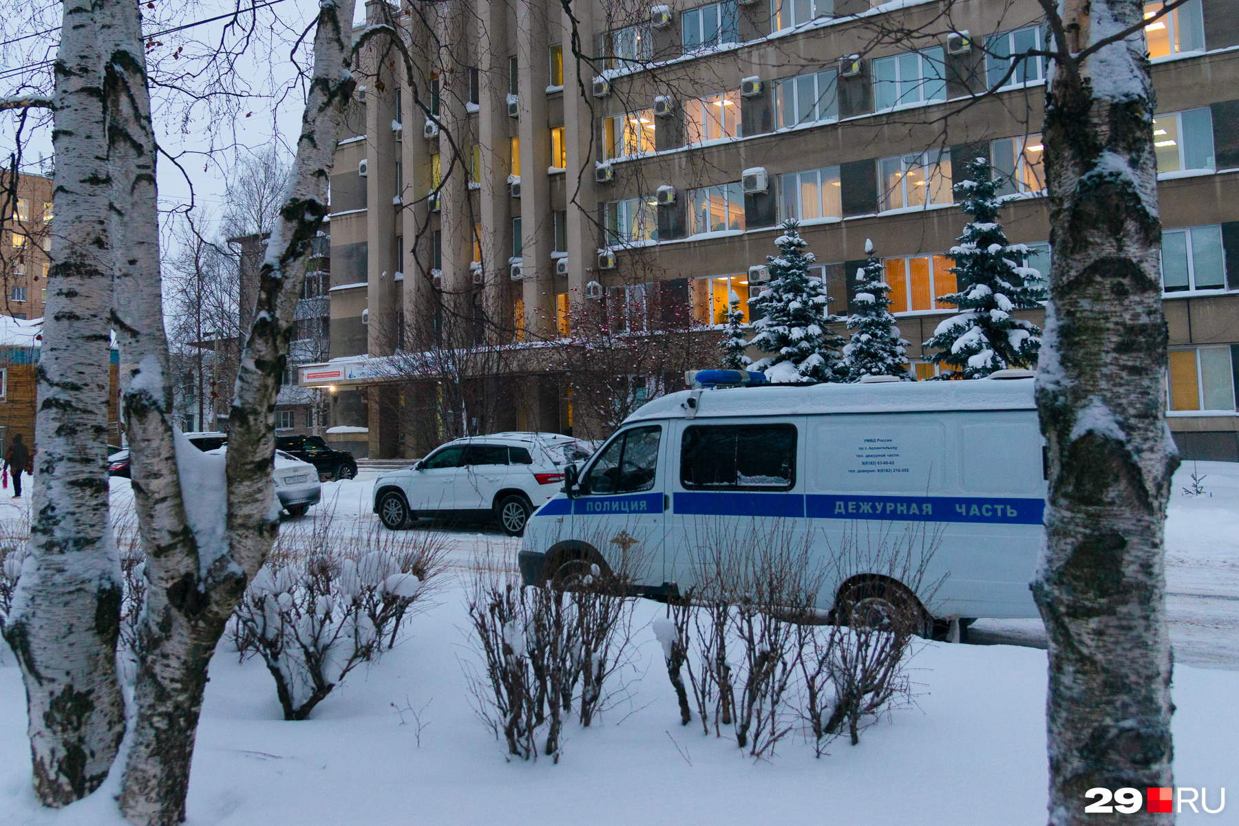 Когда мы приехали к зданию суда на Логинова, там уже оставалась только одна машина полиции<br> Когда мы приехали к зданию суда на Логинова, там уже оставалась только одна машина полиции<br>