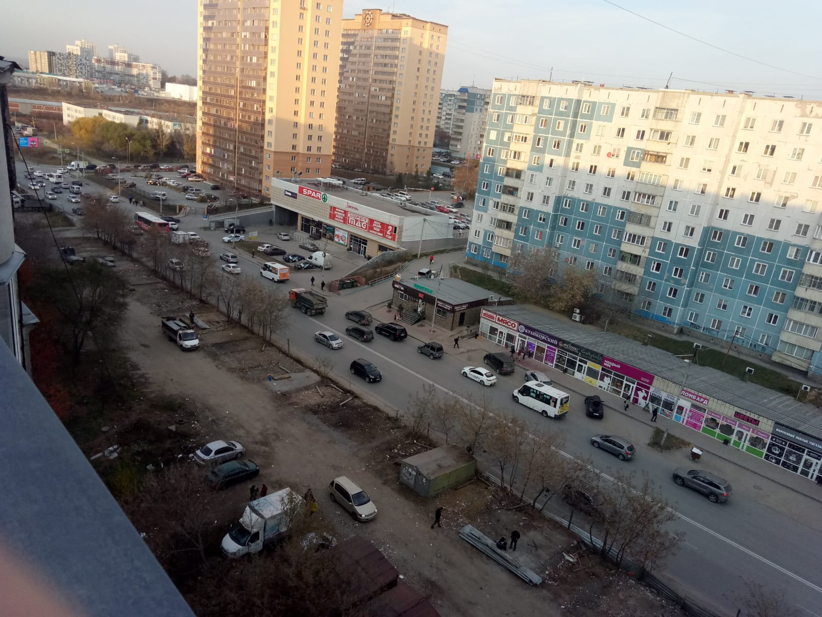 Осенью гаражи убрали с этого места довольно быстро — жители думали, что место готовят под обещанный сквер Осенью гаражи убрали с этого места довольно быстро — жители думали, что место готовят под обещанный сквер