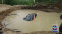 Машина медленно скатилась в котлован: каршеринговый автомобиль утопили в Новосибирске — что грозит водителю